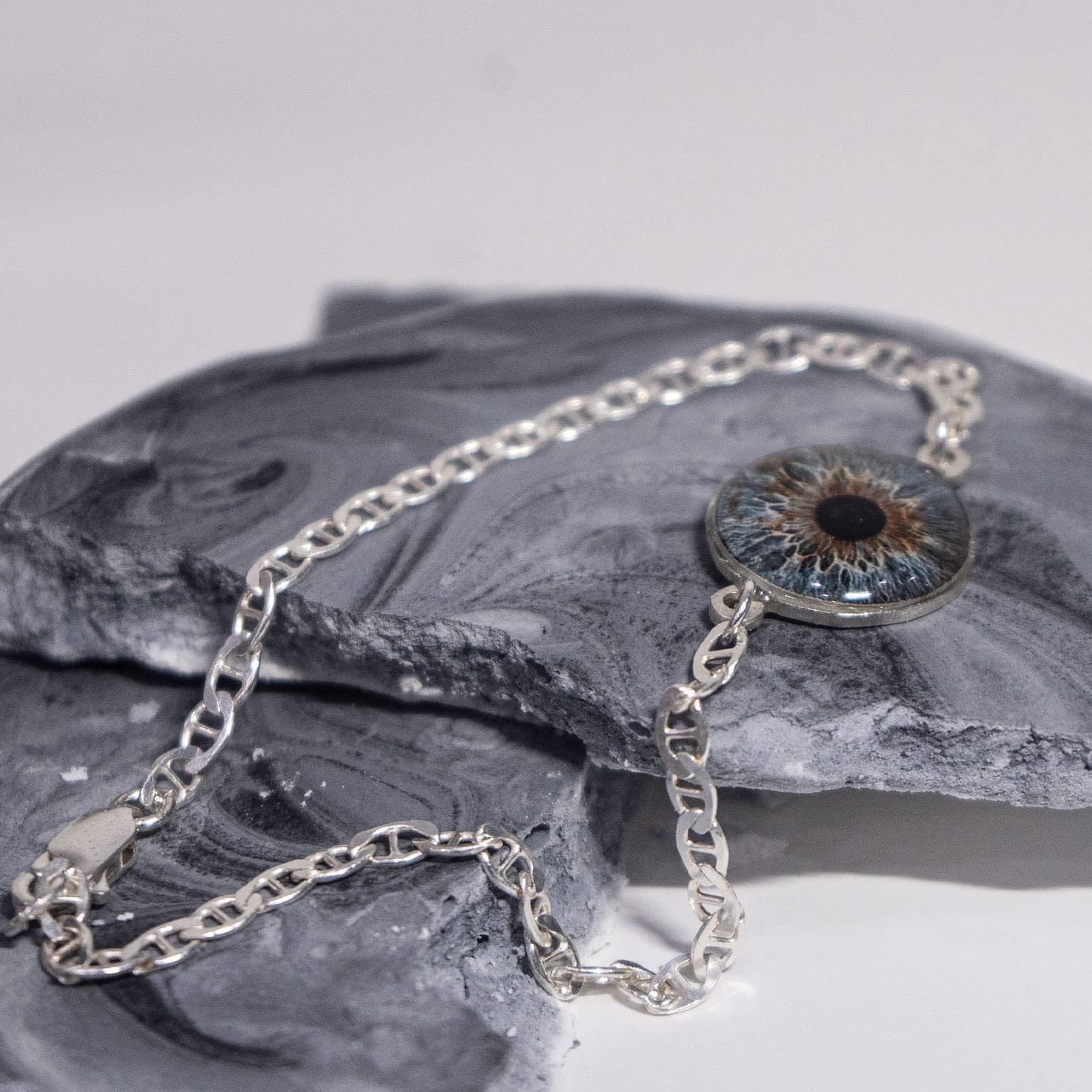 Pulsera con cadena de plata personalizada con fotografía de iris
