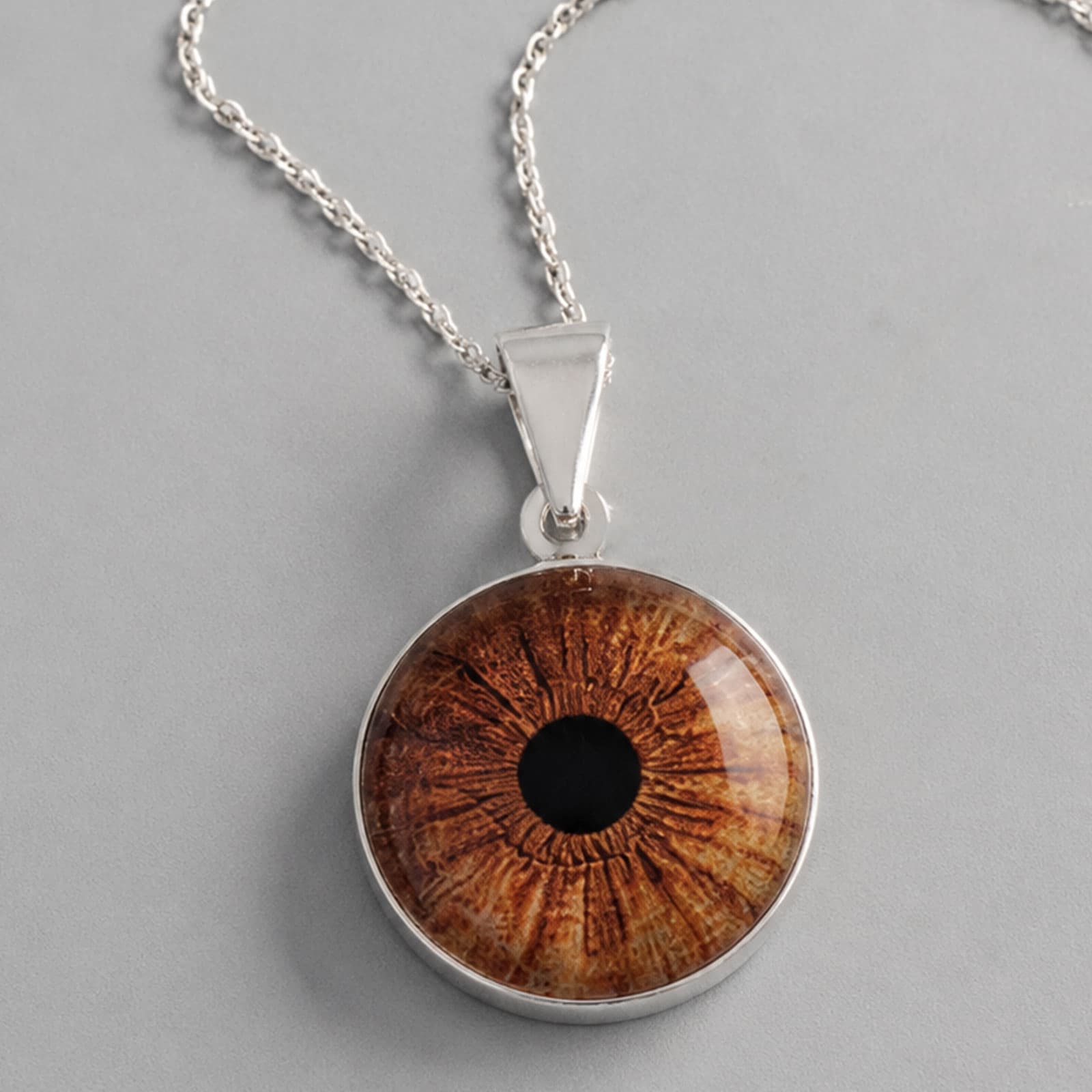 Dije con cadena de plata personalizado con fotografía de iris